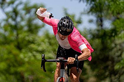 Oscar Carrascosa Martinez/Westend61/dpa-tmn | Sportarten wie Radfahren, Joggen oder Fußball sind an heißen Tagen eine besondere Belastung für den Körper - auch, weil man dabei oft der prallen Sonne ausgesetzt ist. 