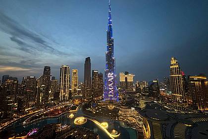 Altaf Qadri/AP/dpa | Auch von Reisen nach Dubai rät das Auswärtige Amt wegen der Eskalation im Nahen Osten ab.