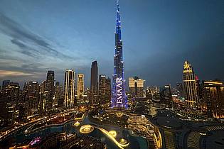 Altaf Qadri/AP/dpa | Auch von Reisen nach Dubai rät das Auswärtige Amt wegen der Eskalation im Nahen Osten ab.
