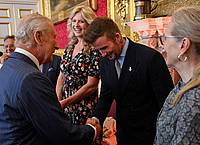 Chris J. Ratcliffe/Pool Reuters/AP/dpa | Der britische König Charles III (l) und David Beckham kennen sich seit Jahren persönlich.