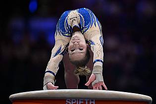 Marijan Murat/dpa | Karina Schönmaier am Sprungtisch.