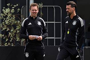 Federico Gambarini/dpa | Julian Nagelsmann (l) und Sandro Wagner beim letzten gemeinsamen DFB-Training.