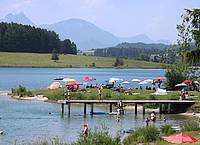 Karl-Josef Hildenbrand/dpa | Ausflügler suchen Abkühlung am Illasbergsee im Allgäu.