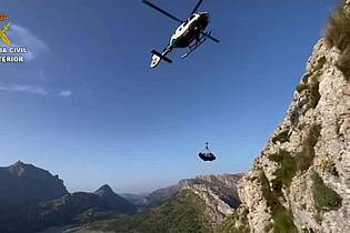 ---/Guardia Civil/dpa | Eine beim Wandern auf Mallorca tödlich verunglückte Deutsche wird mit Hilfe eines Hubschraubers aus unwegsamem Gelände geborgen.