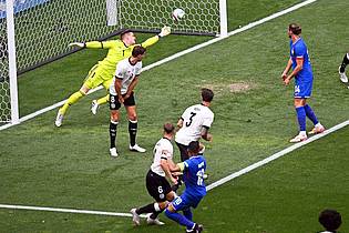 Marijan Murat/dpa | Kylian Mbappé erzielt das 1:0. Der starke Torwart Marc-André ter Stegen hechtet vergebens nach dem Ball.