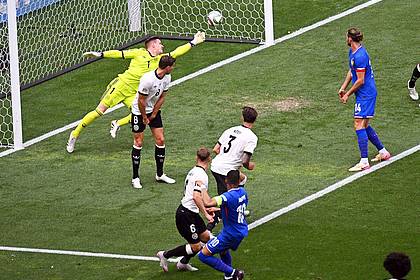 Marijan Murat/dpa | Kylian Mbappé erzielt das 1:0. Der starke Torwart Marc-André ter Stegen hechtet vergebens nach dem Ball.