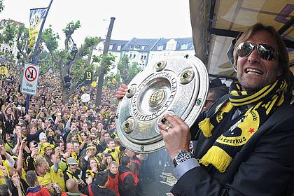 Dortmunds damaliger Trainer Jürgen Klopp feiert 2011 auf dem Borsigplatz die Meisterschaft.
