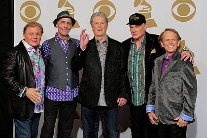 Mark J. Terrill/AP/dpa | Nicht immer ging es bei den Beach Boys harmonisch zu. Brian Wilson (M) und sein Cousin Mike Love (2. v. r.) begegneten sich auch vor Gericht. (Archivfoto)