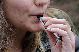 Steven Senne/AP/dpa | Einweg-Vapes im Trend: Besonders bei Jugendlichen sind die Produkte beliebt.