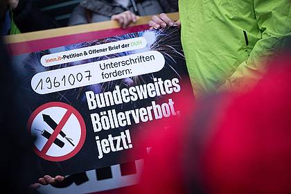 Sebastian Gollnow/dpa | Auch Mitglieder der Gewerkschaft der Polizei setzen sich für ein bundesweites Böllerverbot ein. (Archivfoto)