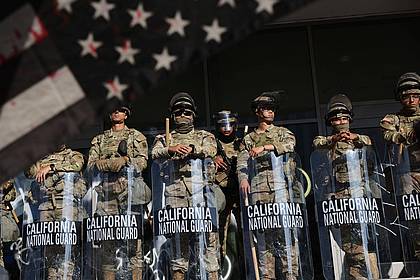Gabrielle Lurie/San Francisco Chronicle/AP/dpa | Soldaten der Nationalgarde beschützen in Los Angeles Einrichtungen des Bundes - und schon bald ihre Zahl verdoppelt werden.