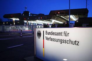 Oliver Berg/dpa | Der Verfassungsschutz weist in seinem Jahresbericht erstmals auch für die islamistische Szene aus, wie viele Extremisten aus diesem Phänomenbereich als gewaltorientiert gelten. (Archivbild)