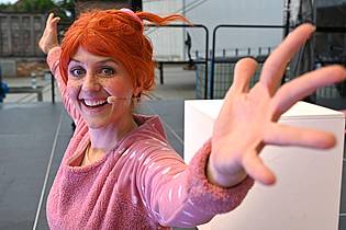 Elisa Schu/dpa | Henriette Fee Grützner singt im Musical «Tod auf dem Thron - Das Klosical» gleich mehrere Stimmen.