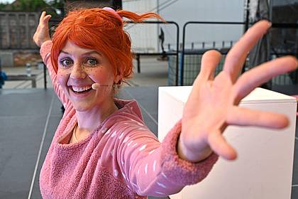 Elisa Schu/dpa | Henriette Fee Grützner singt im Musical «Tod auf dem Thron - Das Klosical» gleich mehrere Stimmen.