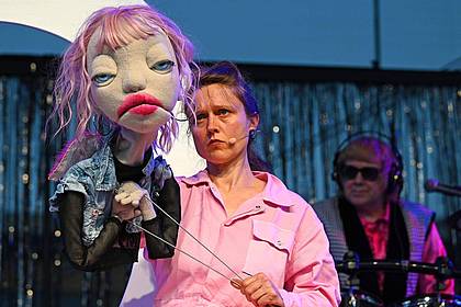 Elisa Schu/dpa | Das Musical von Prinzensänger Tobias Künzel wird von zwei Schauspielern, vier Puppenspielern und einer Live-Band aufgeführt. 