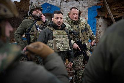 Der ukrainische Präsident Selenskyj (M) hat die Absicht seiner Regierung bekräftigt, die elektronischen Kampffähigkeiten der Armee auszubauen (Archivbild).