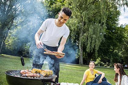 Christin Klose/dpa-tmn | Hygiene ist entscheidend: Gründliches Reinigen von Händen und Küchenutensilien reduziert das Risiko von unerwünschten Nachwirkungen der Grillparty.