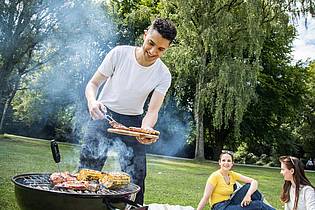Christin Klose/dpa-tmn | Hygiene ist entscheidend: Gründliches Reinigen von Händen und Küchenutensilien reduziert das Risiko von unerwünschten Nachwirkungen der Grillparty.