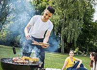 Christin Klose/dpa-tmn | Hygiene ist entscheidend: Gründliches Reinigen von Händen und Küchenutensilien reduziert das Risiko von unerwünschten Nachwirkungen der Grillparty.