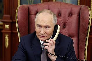 Alexander Kazakov/Sputnik/Kremlin Pool/AP/dpa | Kremlchef Putin telefoniert noch gern mit einem Schnurtelefon, für Russen mit Smartphone soll es aber neue Services unter staatlicher Aufsicht geben. (Archivbild)