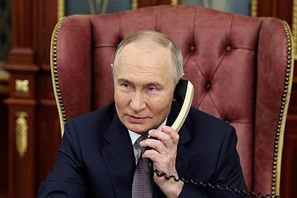 Alexander Kazakov/Sputnik/Kremlin Pool/AP/dpa | Kremlchef Putin telefoniert noch gern mit einem Schnurtelefon, für Russen mit Smartphone soll es aber neue Services unter staatlicher Aufsicht geben. (Archivbild)