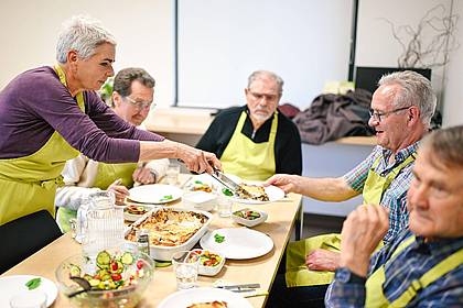 Uwe Anspach/dpa | Offiziell heißt der Termin «Das Leben wieder schmecken: Kochkurs für trauernde Männer»