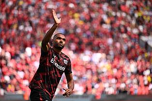 Marius Becker/dpa |  Jonathan Tah verabschiedet sich aus Leverkusen.
