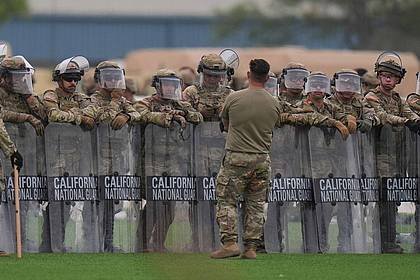 Jae C. Hong/AP/dpa | Trump wird vorgeworfen, auf vereinzelte und zumeist friedliche Proteste mit einer Übermacht des Staates zu reagieren.