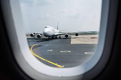 Andreas Arnold/dpa/dpa-tmn | Mulmiges Gefühl bei Start oder Landung: Bis zu 25 Prozent der Menschen empfinden Unwohlsein oder Angst vor dem Fliegen. 