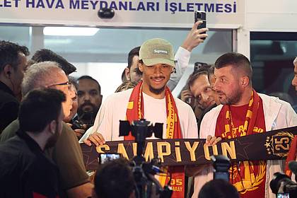 Murat Akbas/dpa | Nationalspieler Leroy Sané (M.) bei seiner Ankunft in Istanbul.
