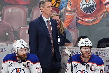 Nathan Denette/The Canadian Press/AP/dpa | Oilers-Coach Kris Knoblauch und seine Stars Leon Draisaitl (r) und Connor McDavid haben die dritte Final-Partie bei den Florida Panthers verloren.