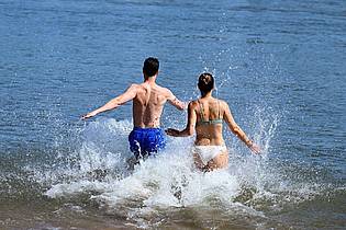 Roberto Pfeil/dpa | Es wird warm. (Symbolbild)