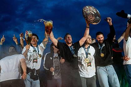 Fabian Sommer/dpa | Völlig losgelöst: Füchse feiern den Bundesliga-Titel. 