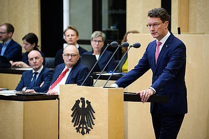 Bernd von Jutrczenka/dpa | NRW-Ministerpräsident Wüst mahnte: Länder und Kommunen müssten sich die Entlastungen auch leisten können. 