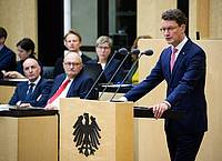 Bernd von Jutrczenka/dpa | NRW-Ministerpräsident Wüst mahnte: Länder und Kommunen müssten sich die Entlastungen auch leisten können. 