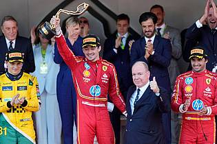 Luca Bruno/AP/dpa | Da lief es noch: Charles Leclerc feiert seinen Heimsieg 2024 neben Fürst Albert II.