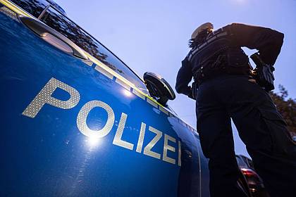 Marijan Murat/dpa | Die Polizei ermittelt wegen Mails mit Bombendrohungen an Schulen. (Symbolbild)