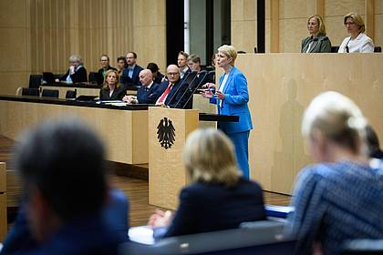 Bernd von Jutrczenka/dpa | Mecklenburg-Vorpommerns Ministerpräsidentin Schwesig (SPD) fordert im Bundesrat Rentenstabilität.