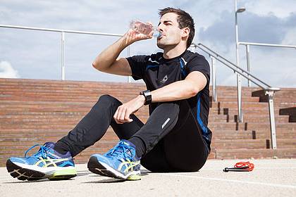 picture alliance / dpa-tmn | Wichtig vor und nach dem Training: genug trinken. Bei längeren Einheiten sollten Sportlerinnen und Sportler auch währenddessen Flüssigkeit nachlegen. 