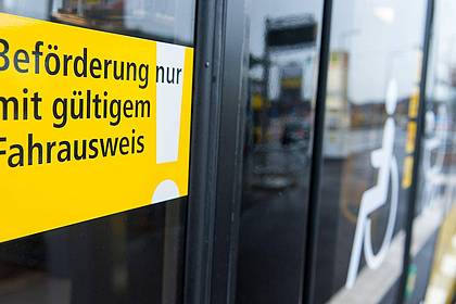 Lukas Schulze/dpa | Bislang ist das Fahren ohne gültigen Fahrschein eine Straftat. (Archivbild) 