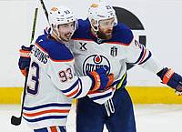 Nathan Denette/The Canadian Press/AP/dpa | Leon Draisaitl (r) schoss die Oilers erneut zum Sieg in der Verlängerung.