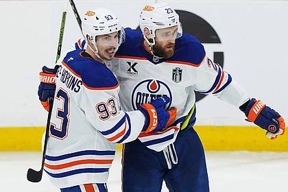 Nathan Denette/The Canadian Press/AP/dpa | Leon Draisaitl (r) schoss die Oilers erneut zum Sieg in der Verlängerung.
