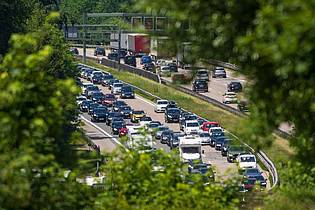 Peter Kneffel/dpa | Zum Wochenende rechnet der ADAC wieder mit Staus auf Autobahnen. (Archivbild)