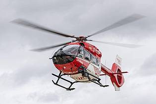 Daniel Karmann/dpa | Mit einem Rettungshubschrauber wird das Mädchen in eine Kinderklinik gebracht. (Symbolbild)