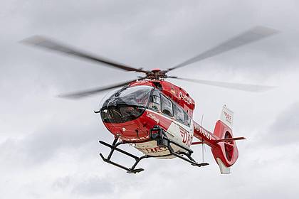 Daniel Karmann/dpa | Mit einem Rettungshubschrauber wird das Mädchen in eine Kinderklinik gebracht. (Symbolbild)