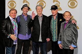 Mark J. Terrill/AP/dpa | Nicht immer ging es bei den Beach Boys harmonisch zu. Brian Wilson (M) und sein Cousin Mike Love (2. v. r.) begegneten sich auch vor Gericht. (Archivfoto)