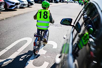 Christoph Reichwein/dpa | Laut Studie erschweren hohe Motorhauben die Sicht vor allem auf kleinere Menschen, wie Kinder, die sich vor dem Auto befinden. (Archivbild)