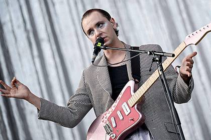 Britta Pedersen/dpa | Nach drei Alben allein holte sich Max Gruber Verstärkung und machte aus Drangsal eine Band. (Archivbild)