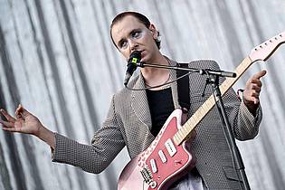 Britta Pedersen/dpa | Nach drei Alben allein holte sich Max Gruber Verstärkung und machte aus Drangsal eine Band. (Archivbild)