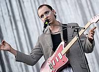 Britta Pedersen/dpa | Nach drei Alben allein holte sich Max Gruber Verstärkung und machte aus Drangsal eine Band. (Archivbild)